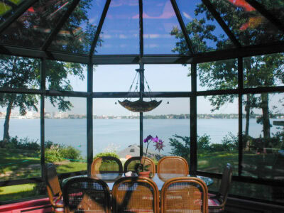 Decorating a sunroom on the lake side